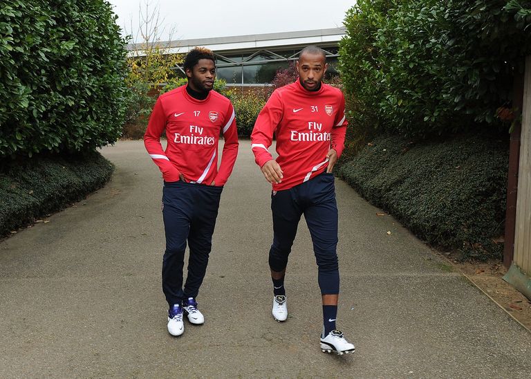 تييري هنري على مقاعد بدلاء برشلونة