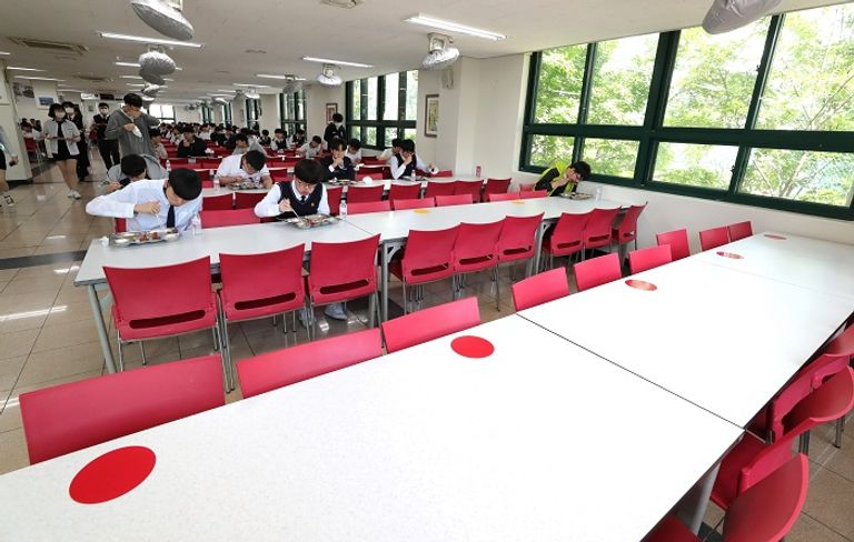  كوريا الجنوبية تفتح المدارس بعد انحسار كورونا