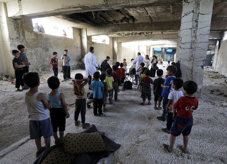 صالونات حلاقة مؤقتة للتخفيف عن أطفال سوريا خلال عيد الفطر 