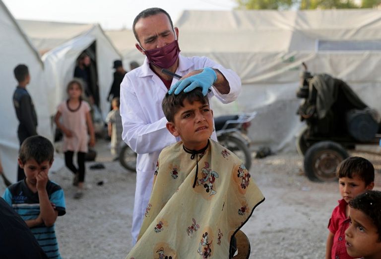 صالونات حلاقة مؤقتة للتخفيف عن أطفال سوريا خلال عيد الفطر 