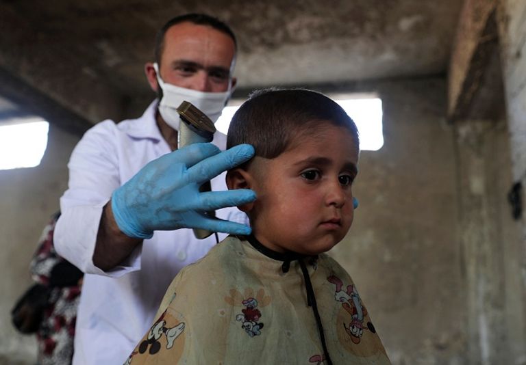 صالونات حلاقة مؤقتة للتخفيف عن أطفال سوريا خلال عيد الفطر 