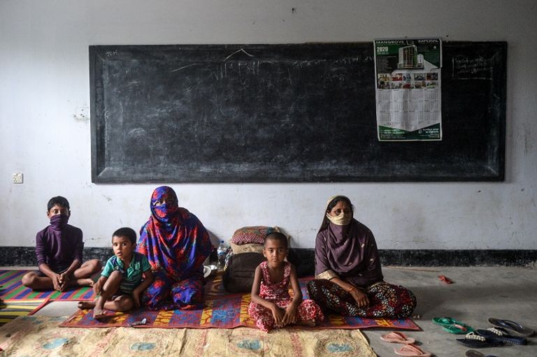 الإعصار أمفان يقتلع الأشجار