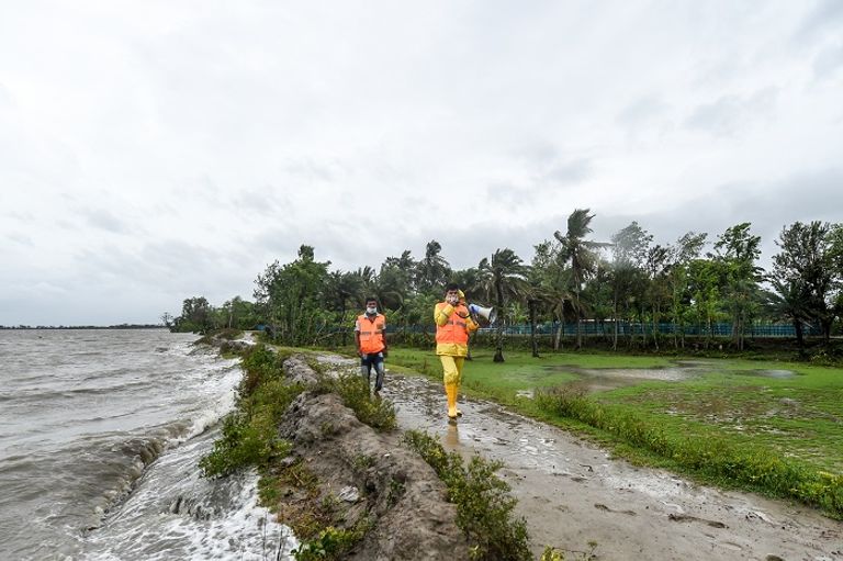 الإعصار أمفان يقتلع الأشجار