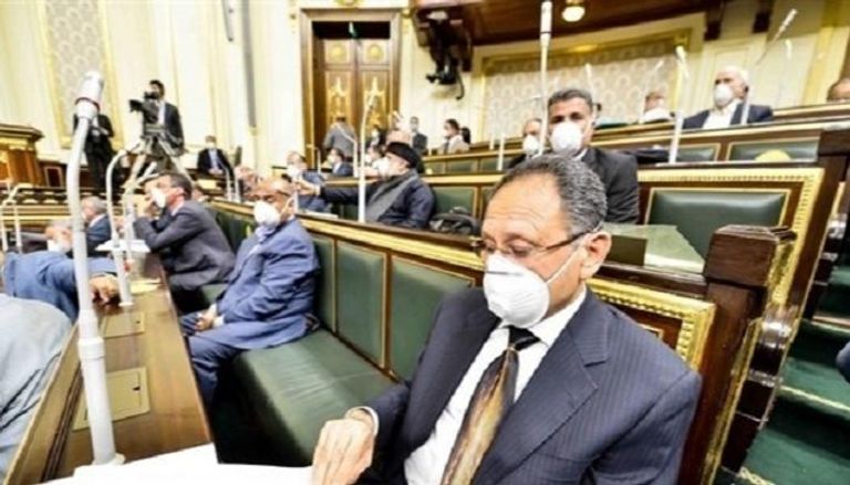أعضاء البرلمان المصري يرتدون الكمامات بإحدى الجلسات