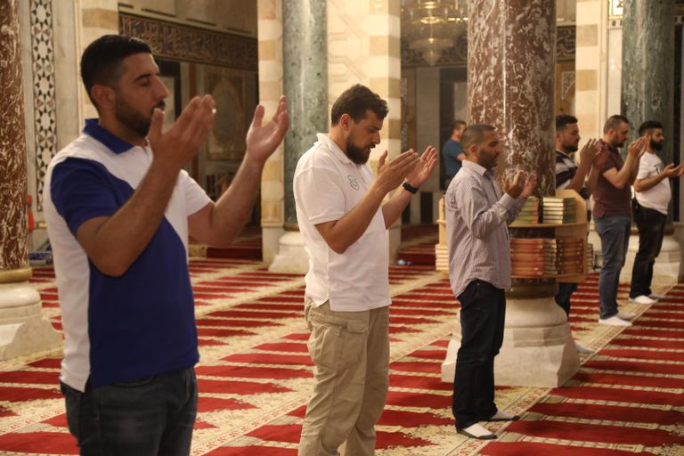 الشيخ يوسف أبو سنينة يؤم المصلين في صلاة التراويح