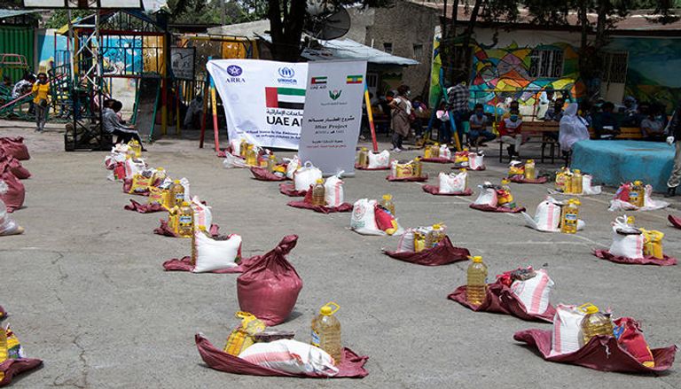 السفير الإماراتي يسلم المساعدات للمسؤولة الإثيوبية