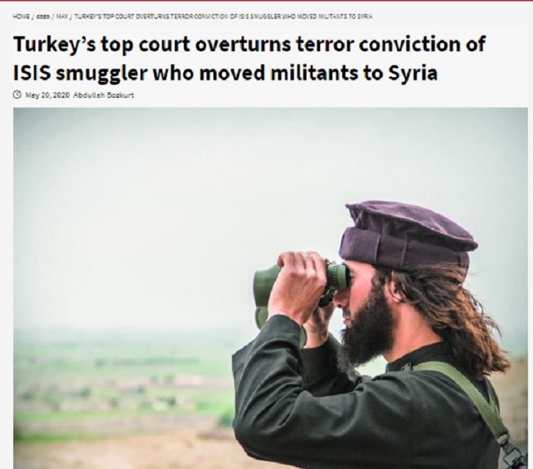 مسلحون مؤيدون لتركيا على شاحنات بالقرب من الحدود السورية – أ.ف.ب