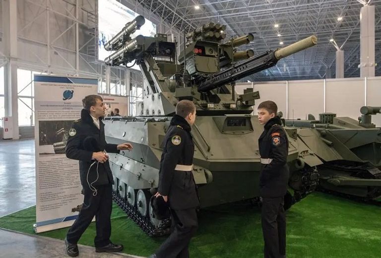 ناقلة جنود روسية مزودة بمدفع آلي  المقاتلة سو-57 إحدى طائرات الجيل الخامس الروسية