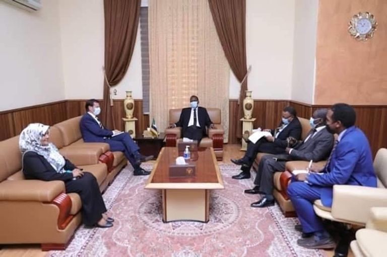 جانب من لقاء الكباشي وسفير الاتحاد الأوروبي بالخرطوم