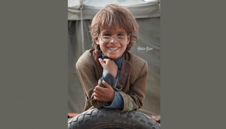 الطفل محمد يرتدي النظارة الحديدية