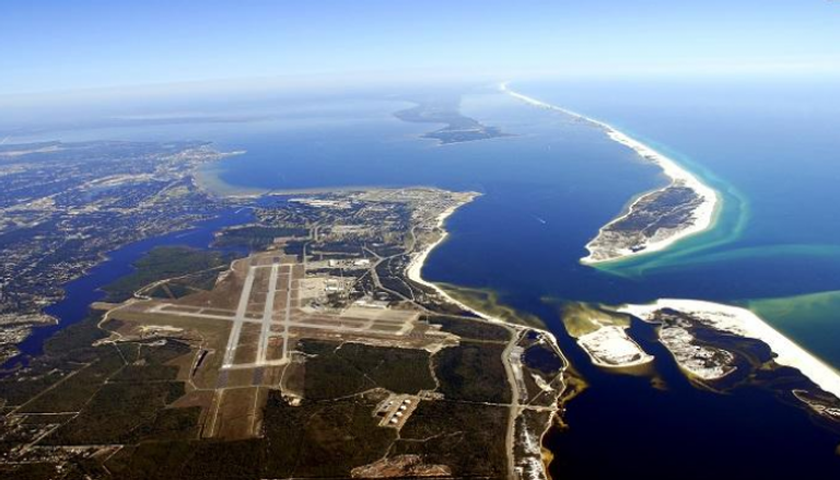 قاعدة بينساكولا للبحرية الأمريكية التي شهدت الحادث شعار وزارة الخارجية السعودية