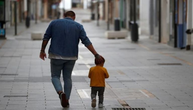 طفل يتنزه مع والده في إسبانيا