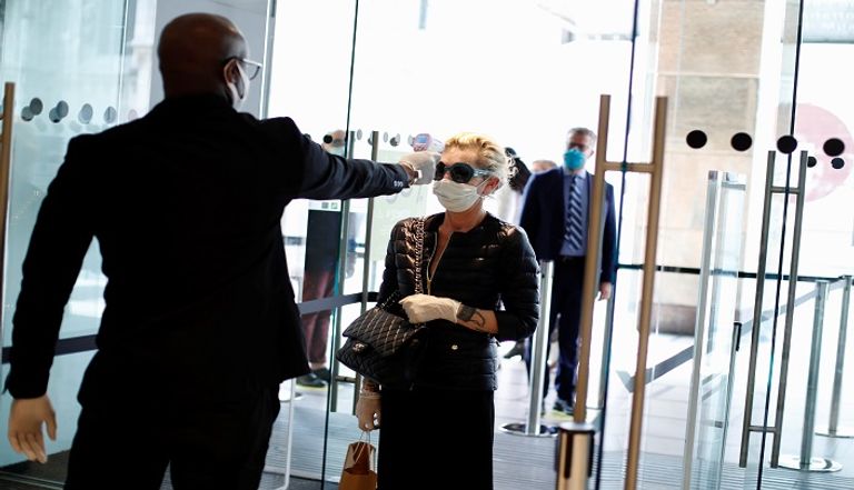 سيدة ترتدي كمامة للوقاية من عدوى كورونا في إيطاليا