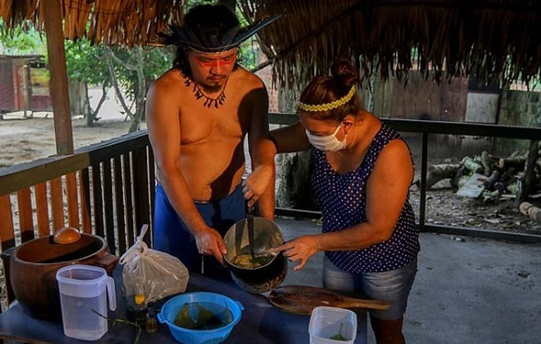 أثناء إعداد العلاج رجال القبيلة أثناء عودتهم من رحلة جلب الأعشاب