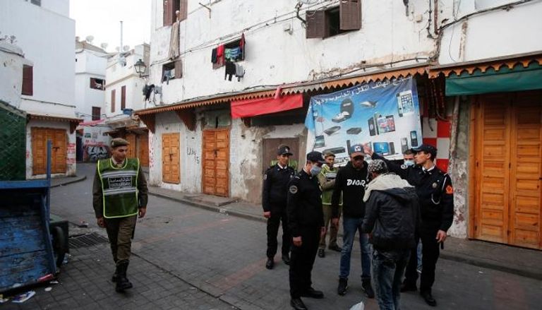 الشرطة المغربية تتابع تطبيق حظر التجوال لاحتواء انتشار فيروس كورونا