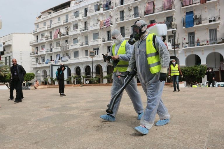 تعقيم شوارع العاصمة الجزائرية جانب من اجتماع الرئيس الجزائري بأعضاء المجلس الأعلى للأمن