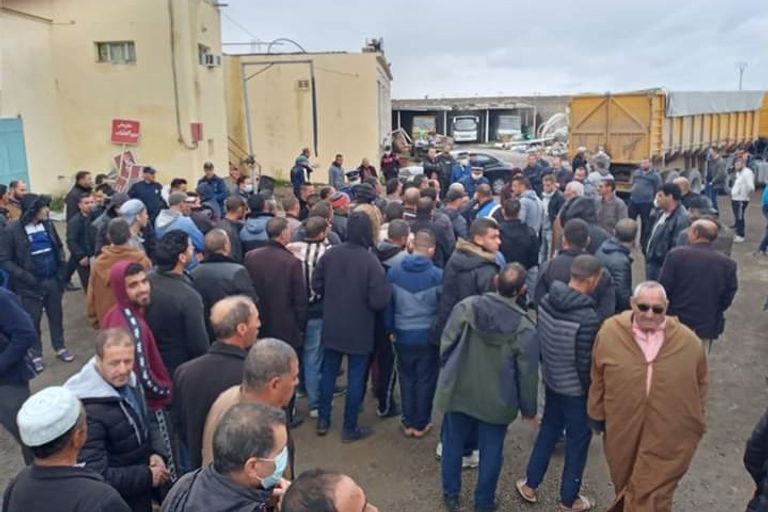 طوابير من الجزائريين لاقتناء مادة السميد عشية رمضان طابور أمام محل لبيع حلوى الزلابية بالجزائر خلال رمضان - أرشيفية