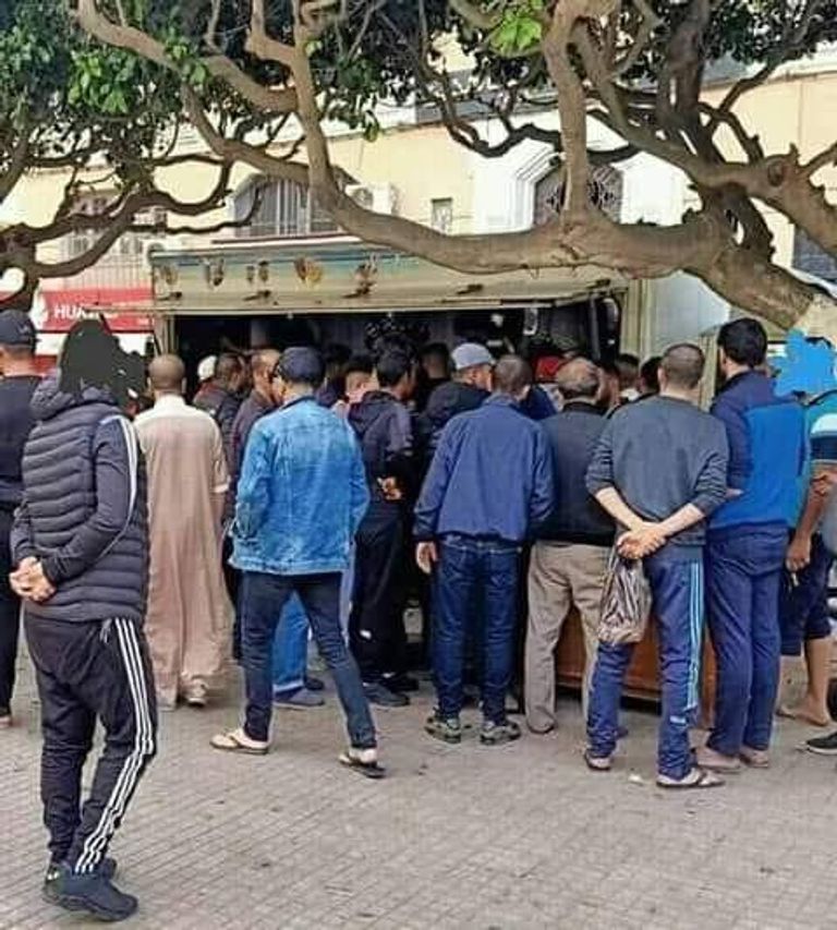 طوابير على حلوى الزلابية في الجزائر طابور أمام محل لبيع حلوى الزلابية بالجزائر خلال رمضان - أرشيفية