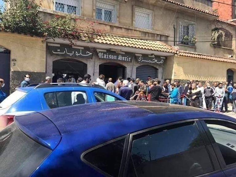 طوابير على حلوى الزلابية في الجزائر طابور أمام محل لبيع حلوى الزلابية بالجزائر خلال رمضان - أرشيفية