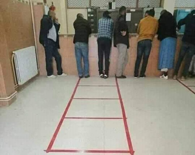 طوابير في البلديات لم تحترم حدود التباعد الجسدي المرسومة على الأرض طابور أمام محل لبيع حلوى الزلابية بالجزائر خلال رمضان - أرشيفية