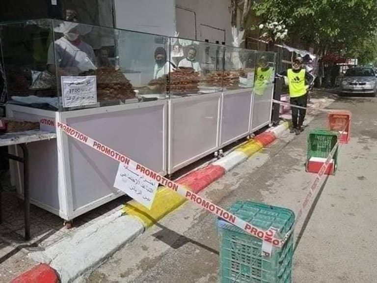 محل بيع حلوى الزلابية يضع حواجز أمام محلة خشية كورونا طابور أمام محل لبيع حلوى الزلابية بالجزائر خلال رمضان - أرشيفية