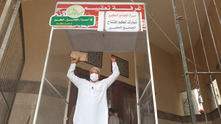 صلاة الجمعة الأخيرة في رمضان بأحد مساجد غزة