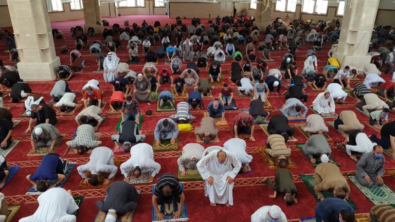 صلاة الجمعة الأخيرة في رمضان بأحد مساجد غزة