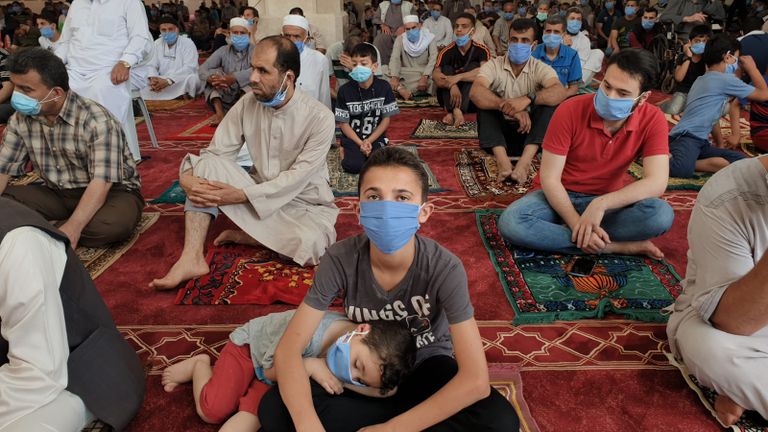 صلاة الجمعة الأخيرة في رمضان بأحد مساجد غزة