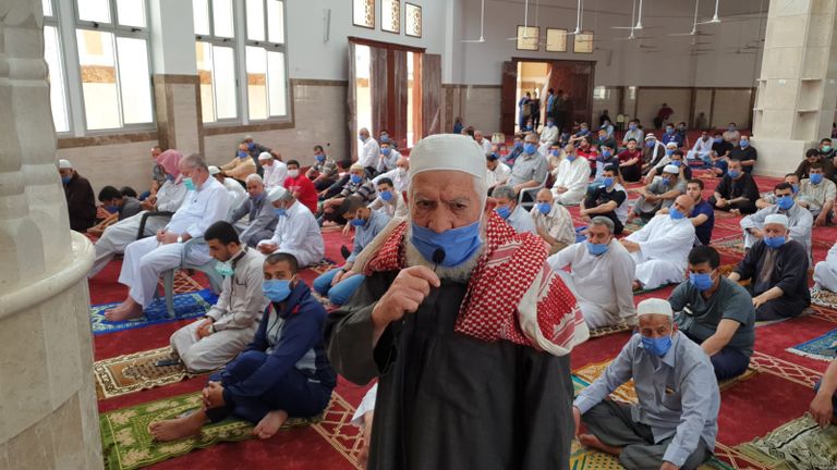 صلاة الجمعة الأخيرة في رمضان بأحد مساجد غزة
