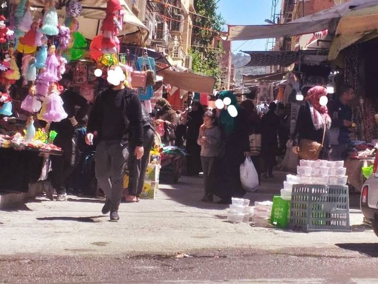 أسواق مكتظة في بعض المدن الجزائرية في عز انتشار كورونا جزائريون يرتدون الكمامات خشية كورونا - أرشيفية