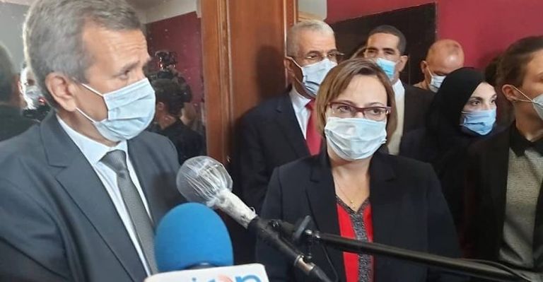 وزير الصحة الجزائري جزائريون يرتدون الكمامات خشية كورونا - أرشيفية