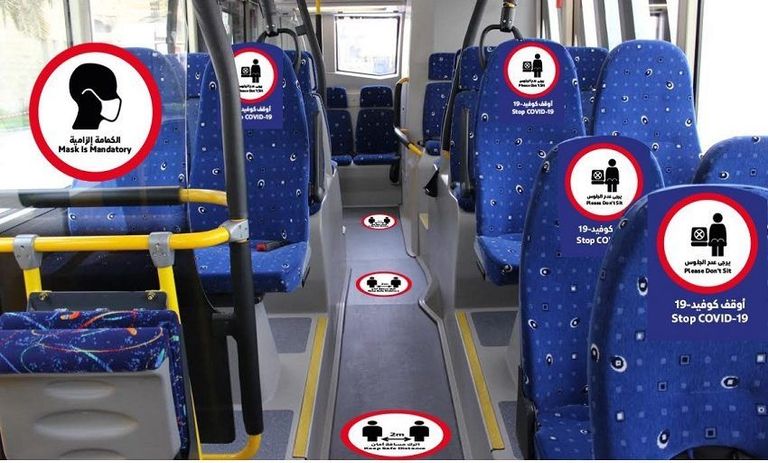 عمليات تعقيم داخل إحدى عربات قطارات المترو