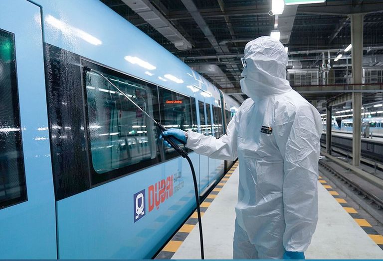 عمليات تعقيم داخل إحدى عربات قطارات المترو