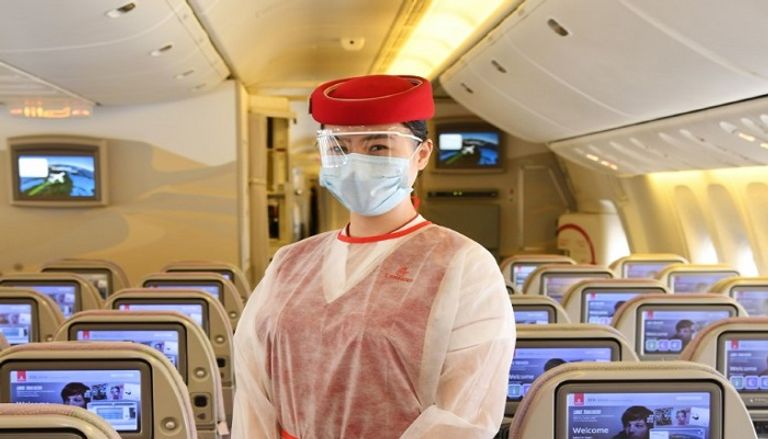 توزيع عبوات المستلزمات الواقية لعملاء طيران الإمارات