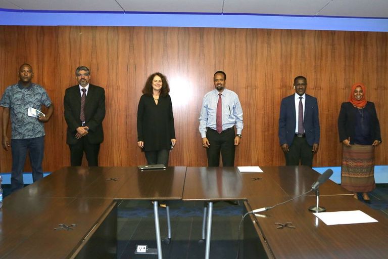 جانب من توقيع اتفاق المنحة والقرض