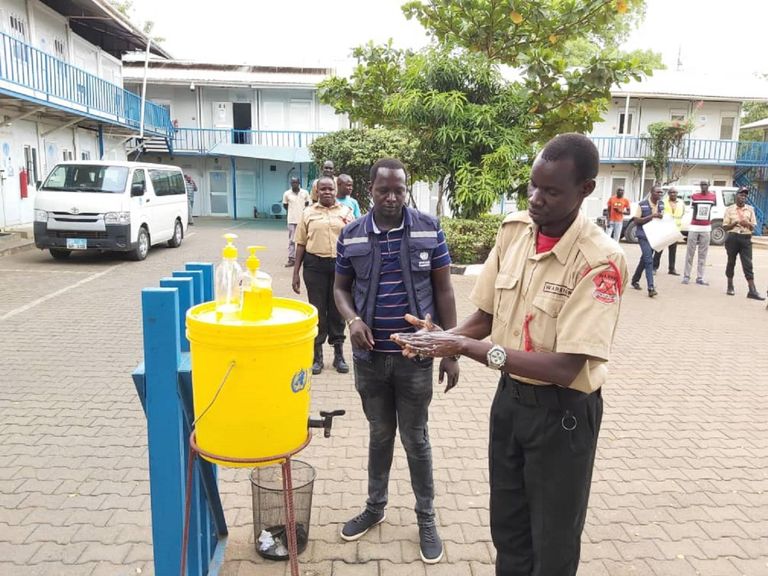 شخص يرتدي كمامة للوقاية من كورونا في السودان