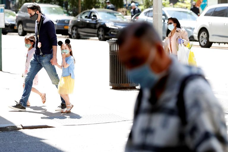 رجل وامرأة يرتديان كمامات طبية للوقاية من كورونا