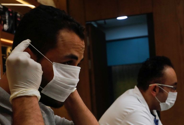 امرأة ترتدي كمامة للوقاية من فيروس كورونا