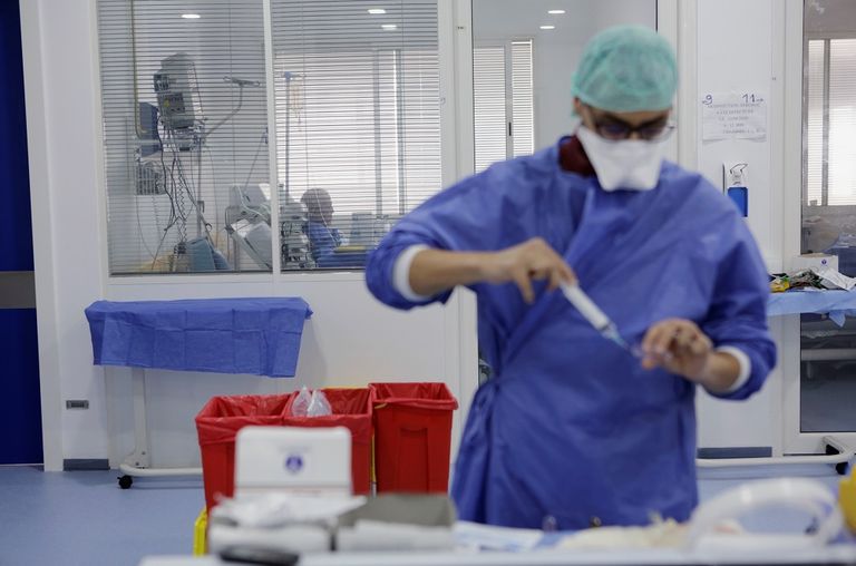 عمال يرتدون بدلات واقية يطهرون أحد الفنادق في المغرب