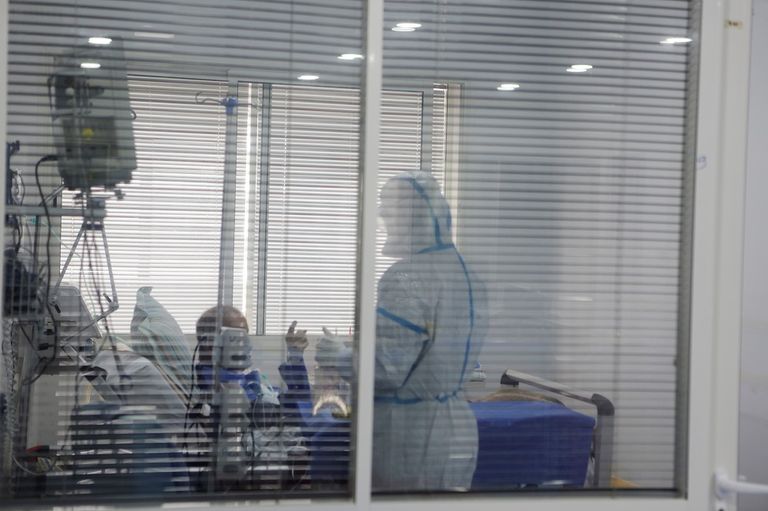 عمال يرتدون بدلات واقية يطهرون أحد الفنادق في المغرب