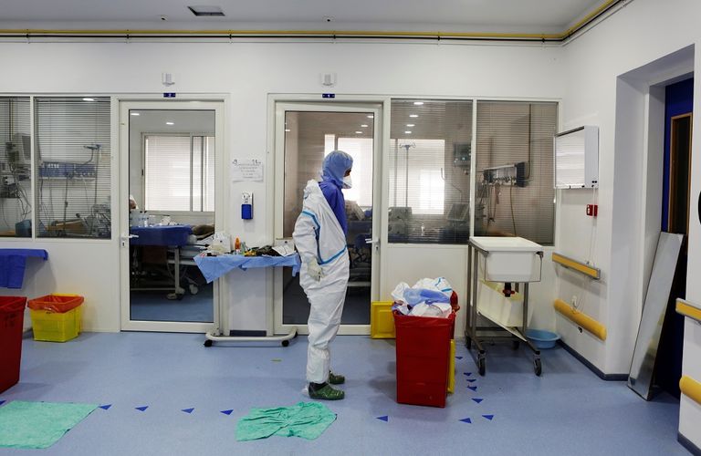 عمال يرتدون بدلات واقية يطهرون أحد الفنادق في المغرب