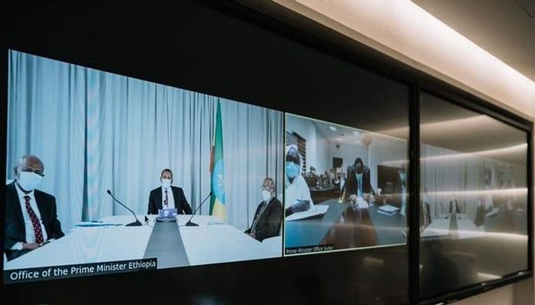 اجتماع حمدوك وآبي عبر فيديوكونفرانس حمدوك خلال اجتماعه مع آبي أحمد عبر الفيديوكونفرانس