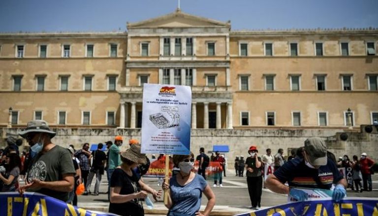 مدرّسون وطلاب يتظاهرون أمام مقر البرلمان اليوناني