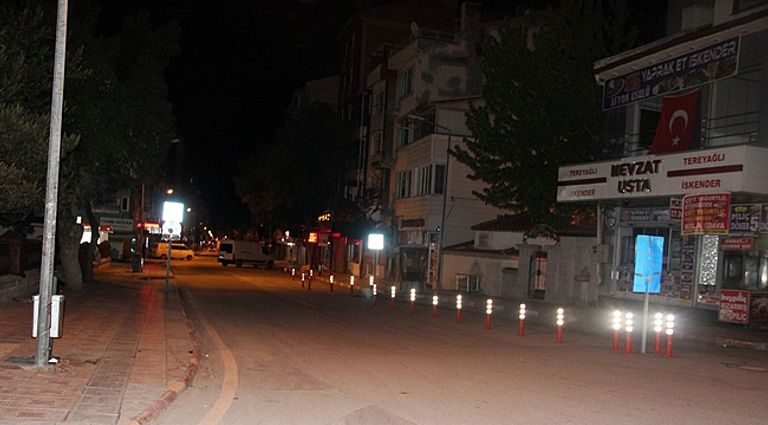 أفراد من الإدارات المحلية أثناء تطهير سوق في تركيا