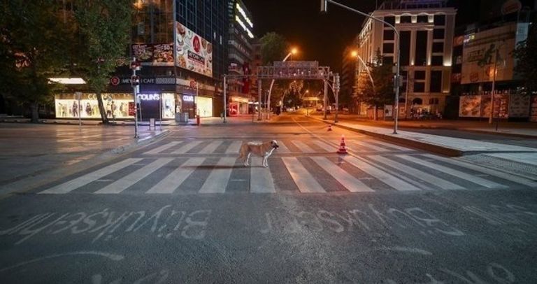 أفراد من الإدارات المحلية أثناء تطهير سوق في تركيا