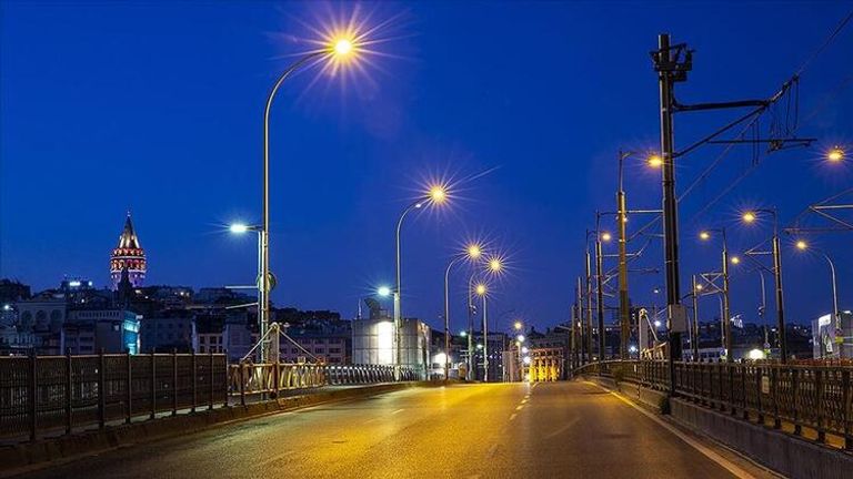 أفراد من الإدارات المحلية أثناء تطهير سوق في تركيا