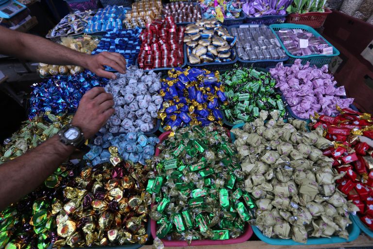 إقبال على الأسواق في غزة بعد تخفيف قيود كورونا