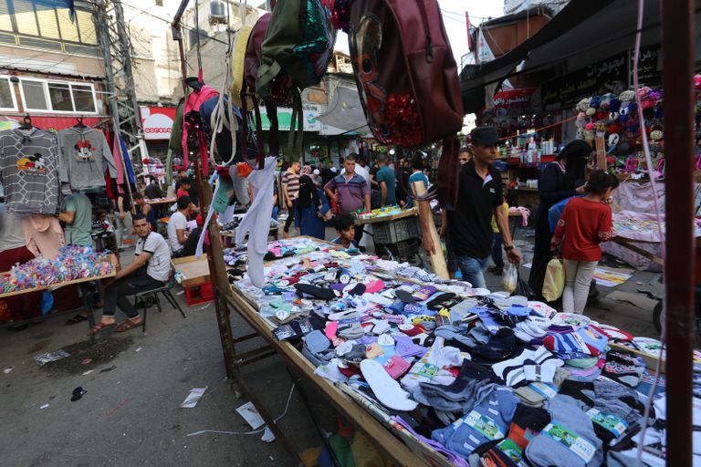 إقبال على الأسواق في غزة بعد تخفيف قيود كورونا