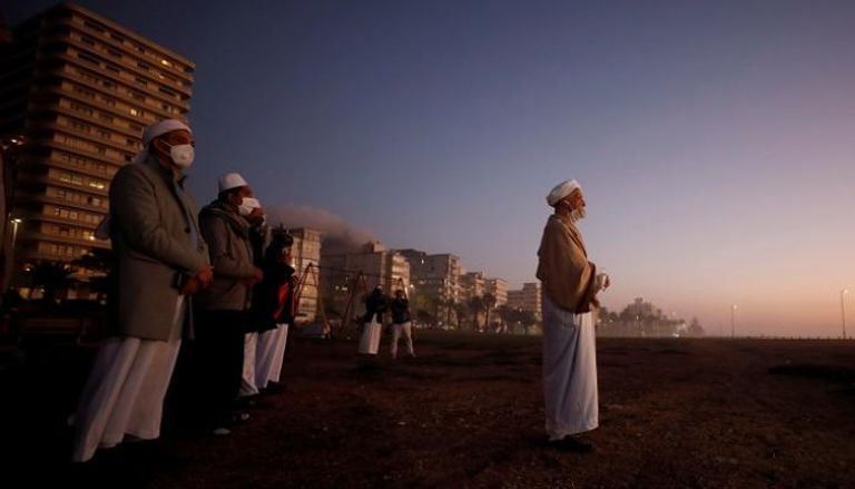 رجال دين مسلمون ينتظرون رؤية هلال شوال في جنوب أفريقيا