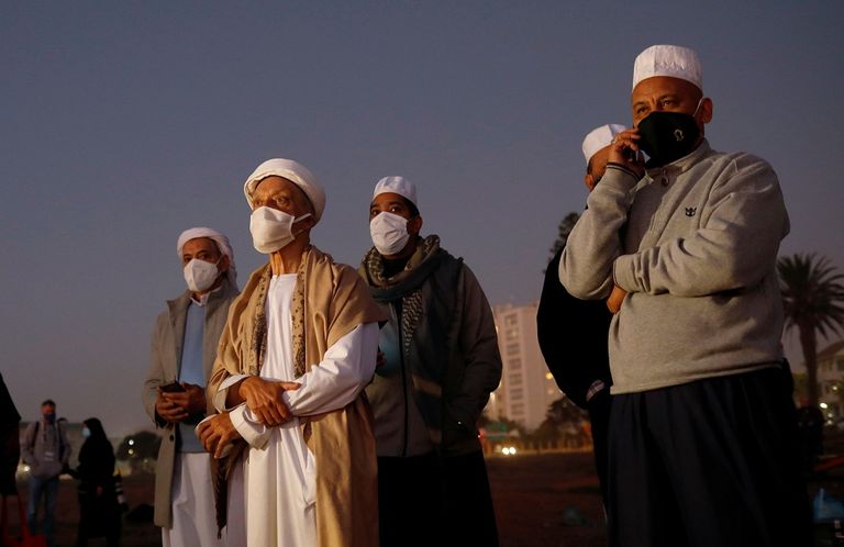 رجال دين مسلمون ينتظرون رؤية هلال شوال في جنوب أفريقيا